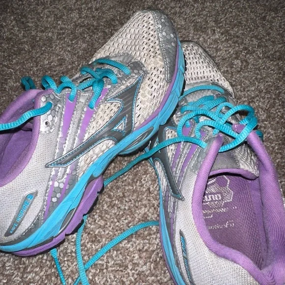 Mizuno Women's Running Shoe - Picture 2 of 4